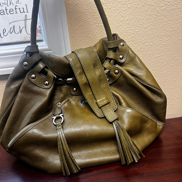 Salvatore Ferragamo olive shoulder bag with tassel - Picture 3 of 7